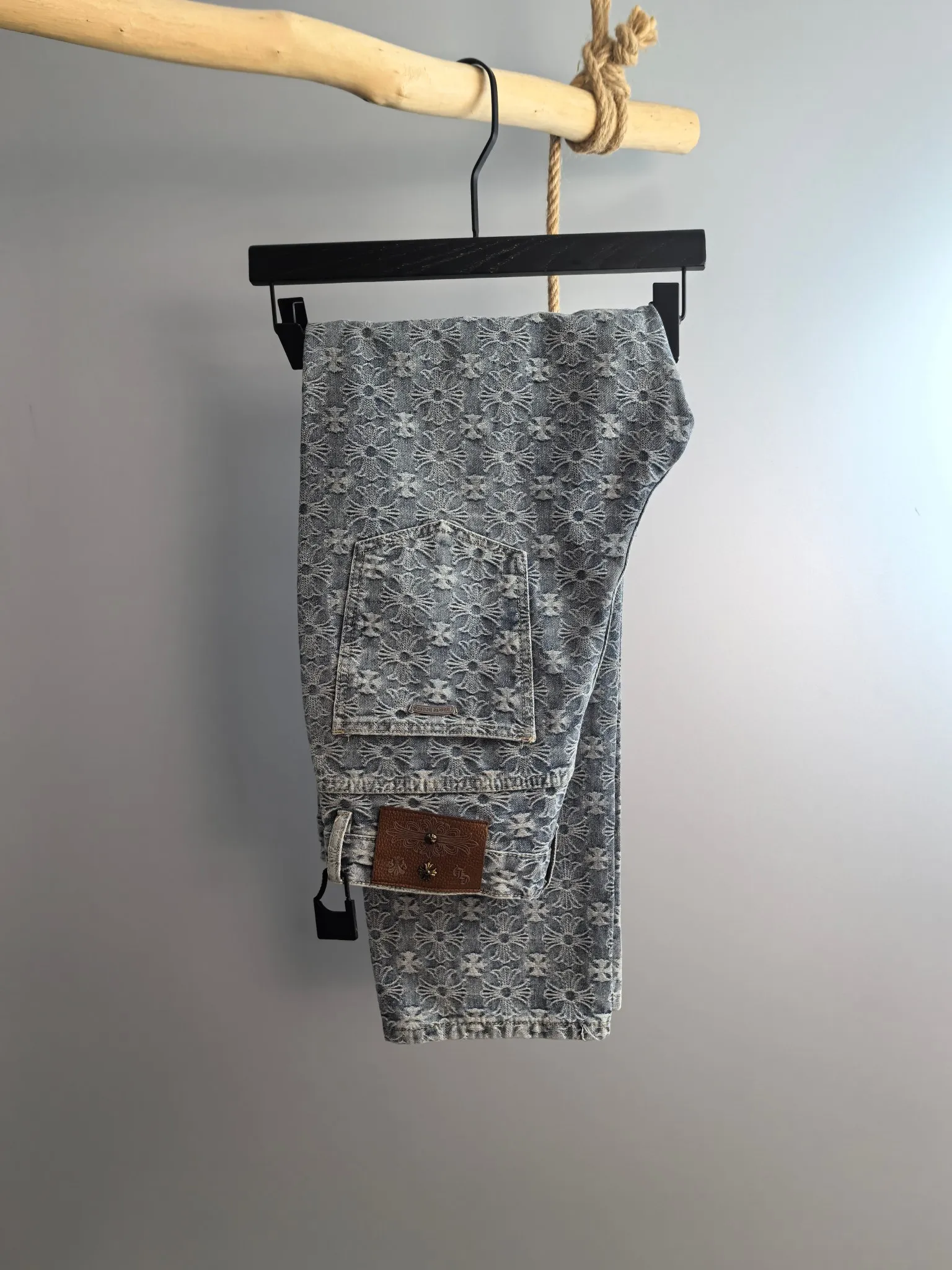 P960 Chrome Hearts Exclusively available in autumn and winter new counters, the same style denim suit can be sold separately, breathable, comfortable and casual! Full of high-end feel! The details are exquisite and high-end, and the workmanship is impeccable! The original high-end fabric is very high-end! The fabric is soft, delicate and comfortable, moisture-absorbent, quick-drying, breathable, neat and stylish. Top M-3XL, pants 29-36